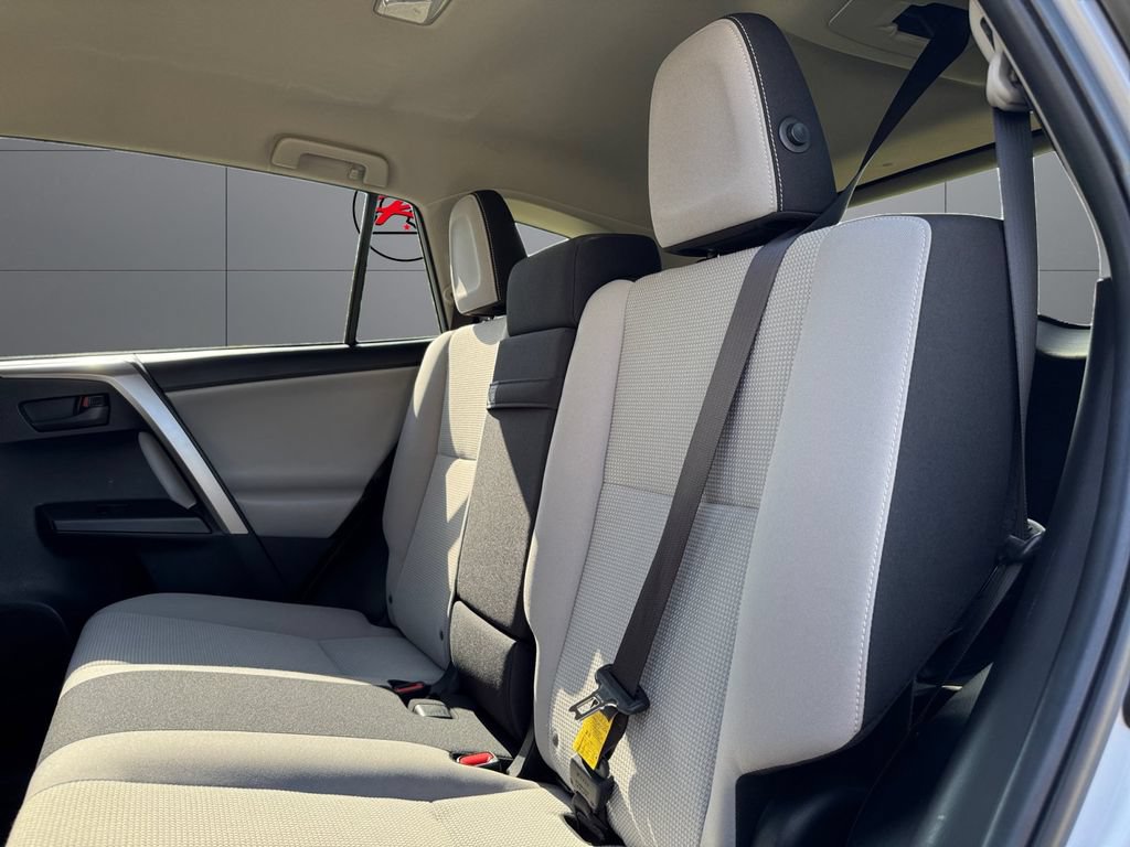 Used 2018 Toyota RAV4 LE AWD/4WD image 18