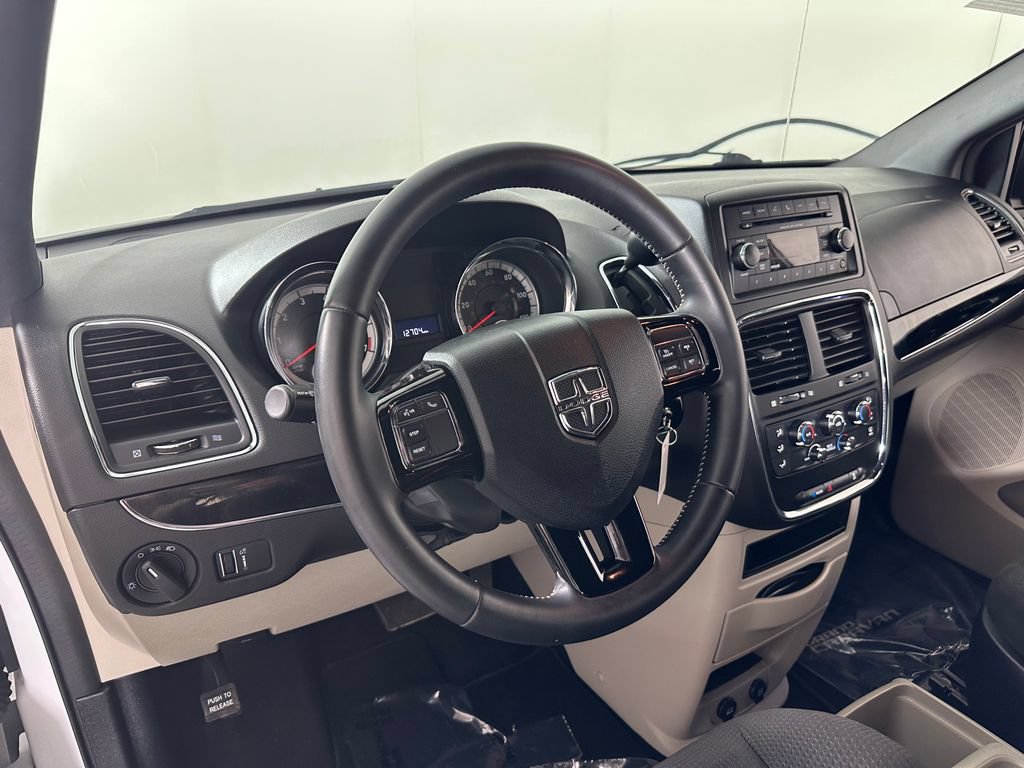 Used 2016 Dodge Grand Caravan SE FWD image 18