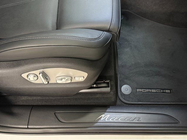 Certified 2025 Porsche Macan AWD/4WD image 29