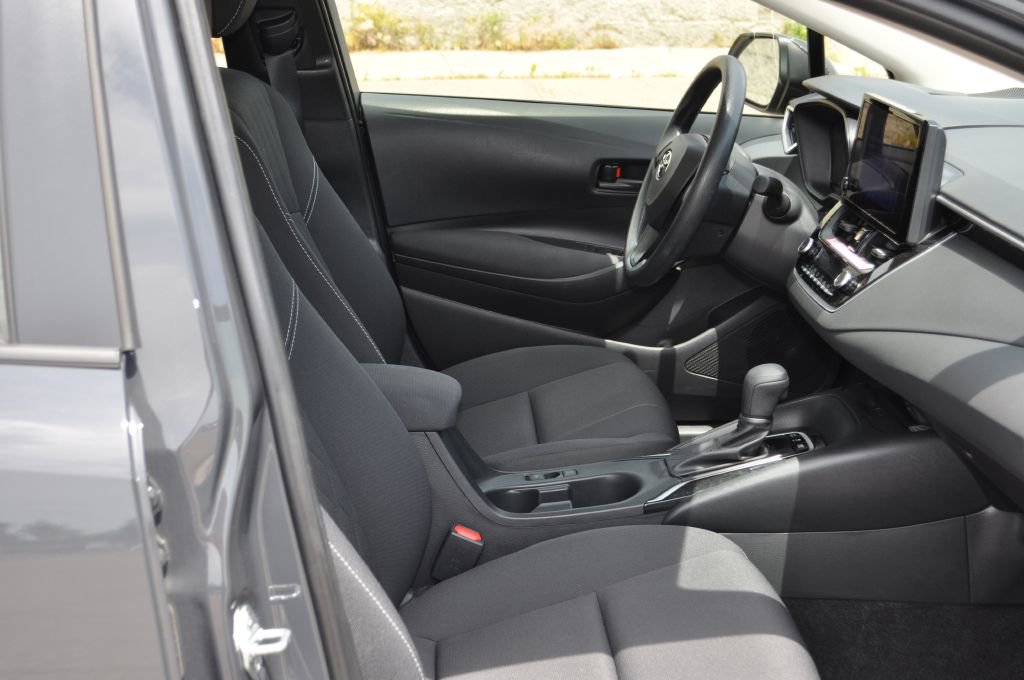 Used 2025 Toyota Corolla LE w/ LE Premium Package FWD image 19