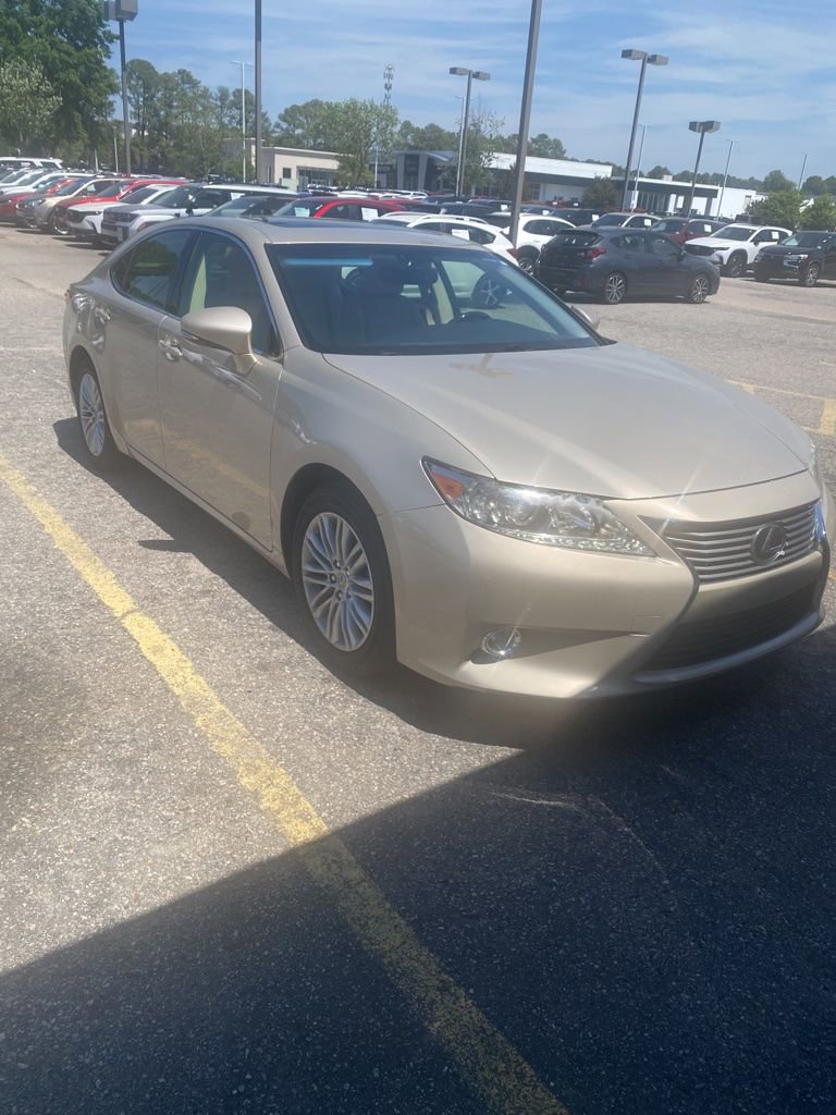 Used 2013 Lexus ES 350 w/ Luxury Pkg image 2