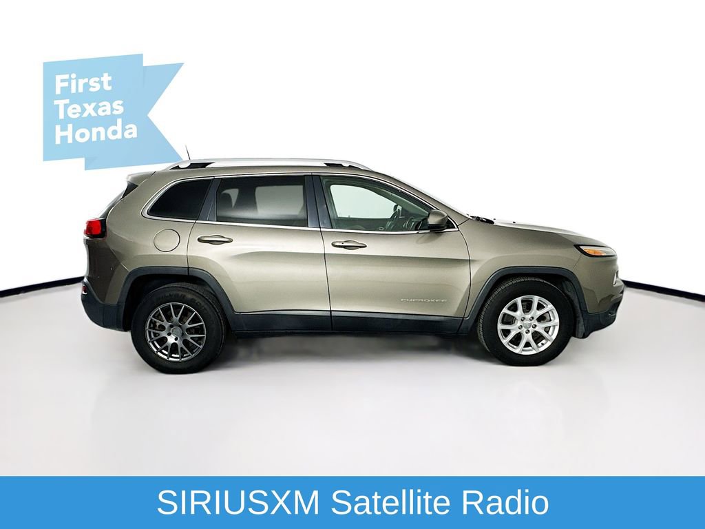 Used 2017 Jeep Cherokee Latitude w/ Comfort/Convenience Group image 9