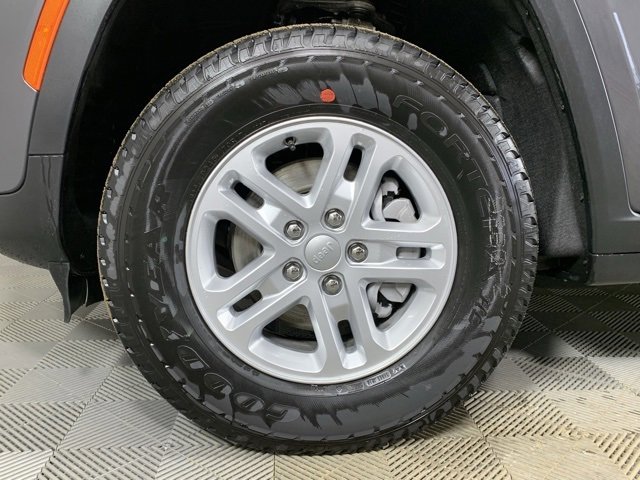 New 2025 Jeep Grand Cherokee Laredo w/ Luxury Tech Group I image 8