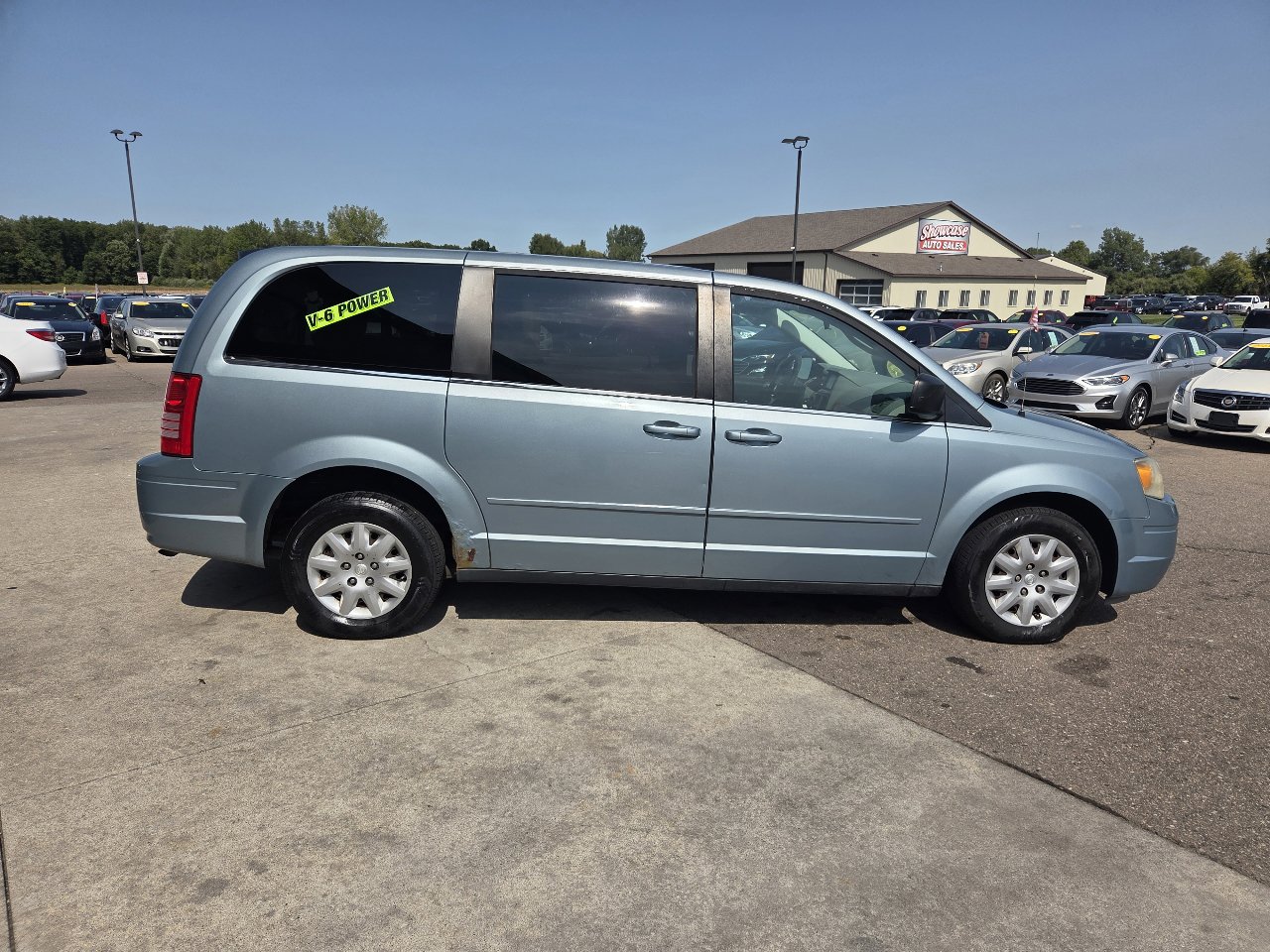 Used 2009 Chrysler Town & Country LX w/ Entertainment Group #1 image 4