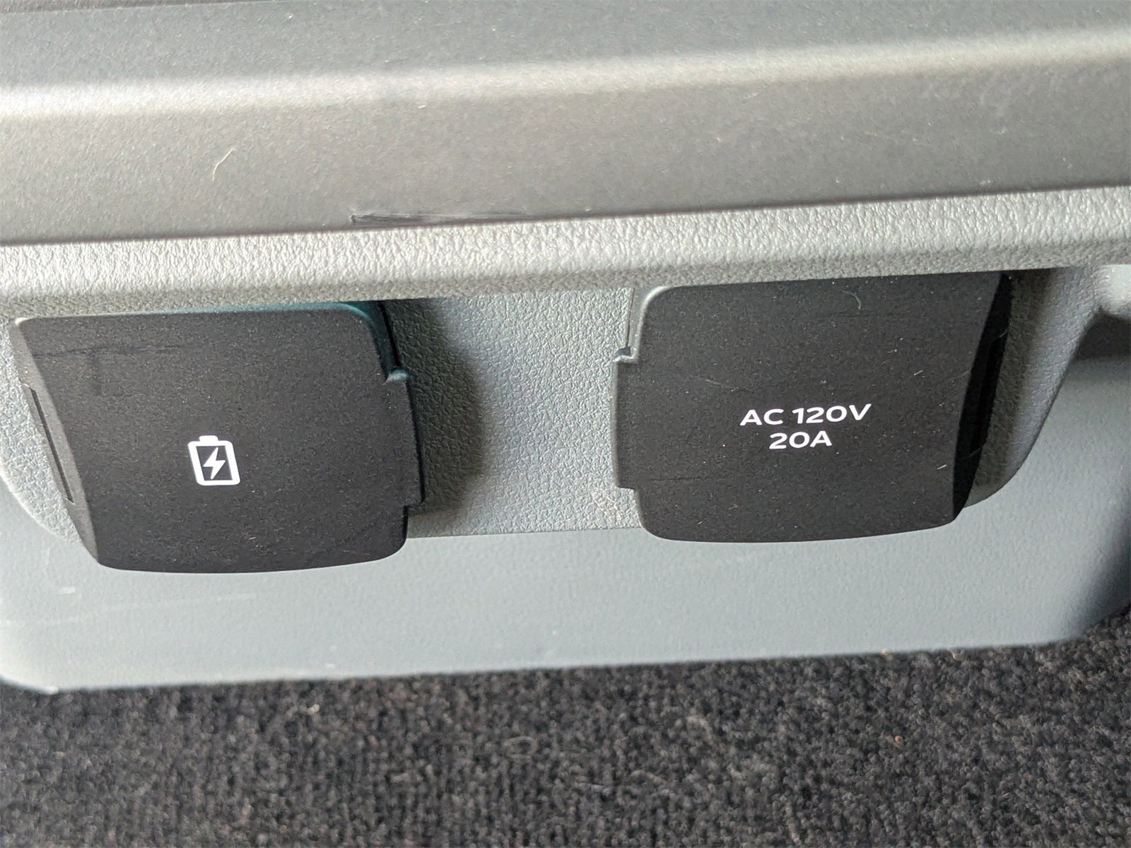 Used 2022 Ford F150 Lightning XLT image 15