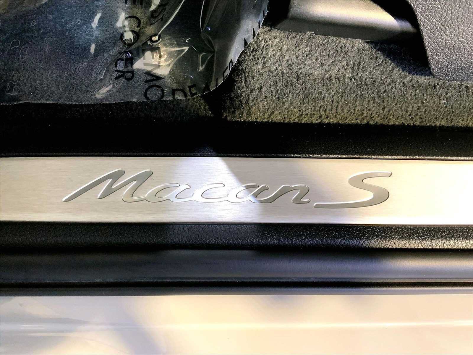 Certified 2024 Porsche Macan S AWD/4WD image 19