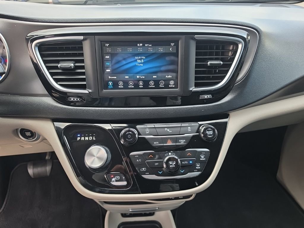 Used 2020 Chrysler Pacifica Touring-L FWD image 13