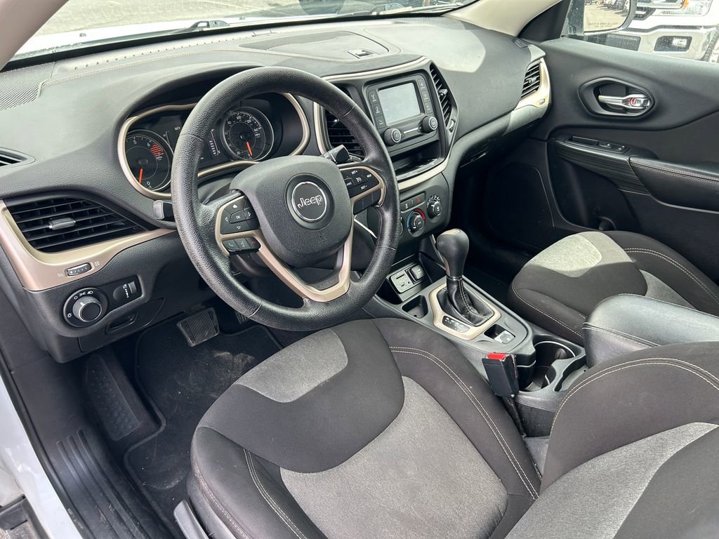 Used 2016 Jeep Cherokee Sport FWD image 24