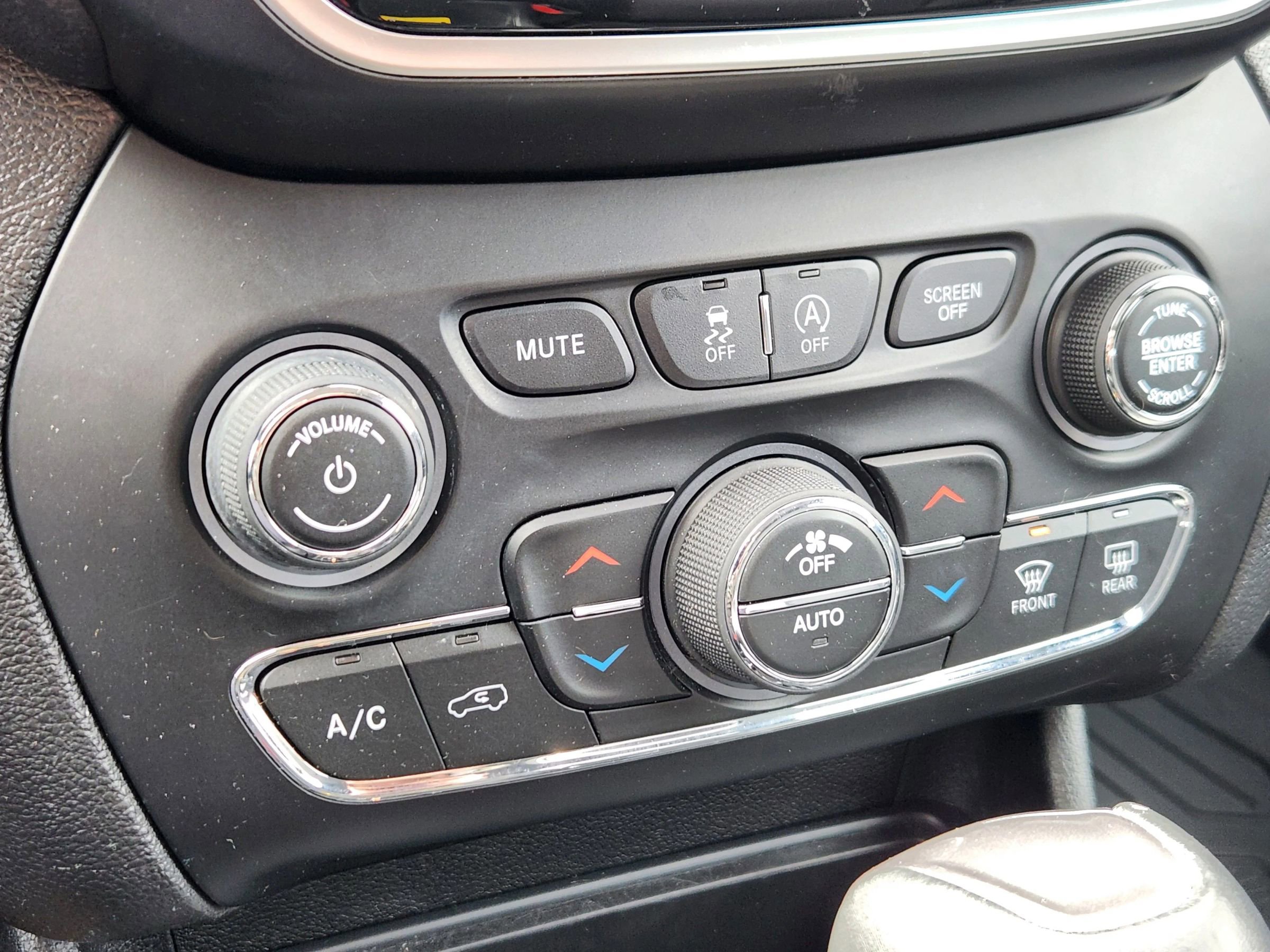 Used 2019 Jeep Cherokee Limited image 37