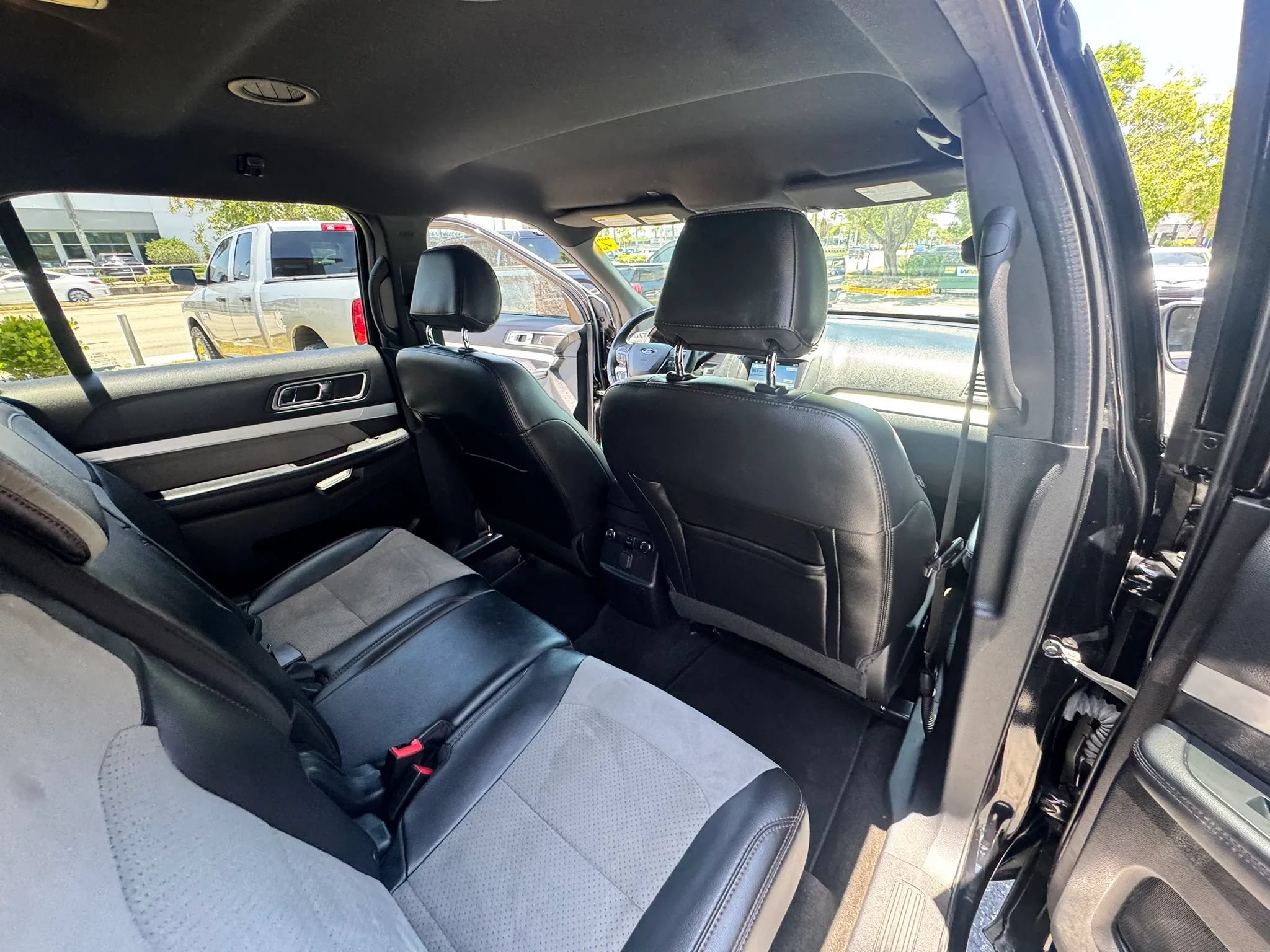 Used 2017 Ford Explorer XLT w/ Equipment Group 202A FWD image 20