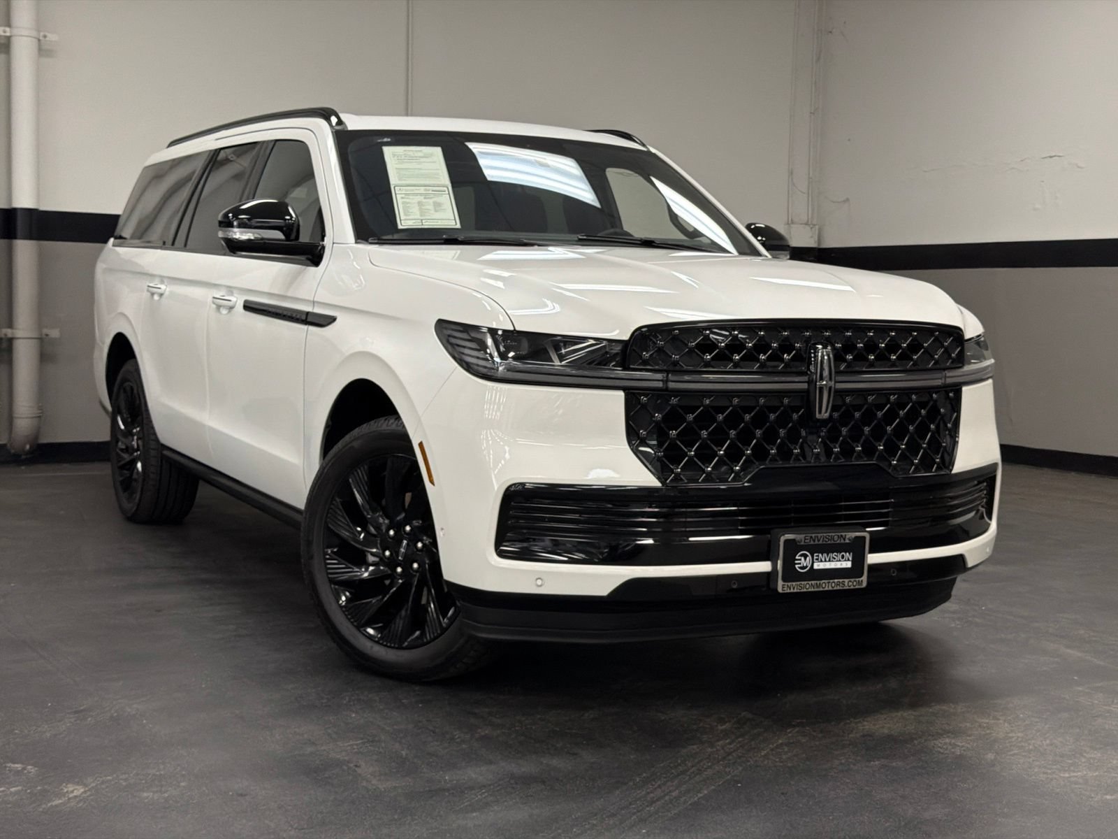 Used 2025 Lincoln Navigator L Reserve w/ Jet Appearance Package AWD/4WD image 2
