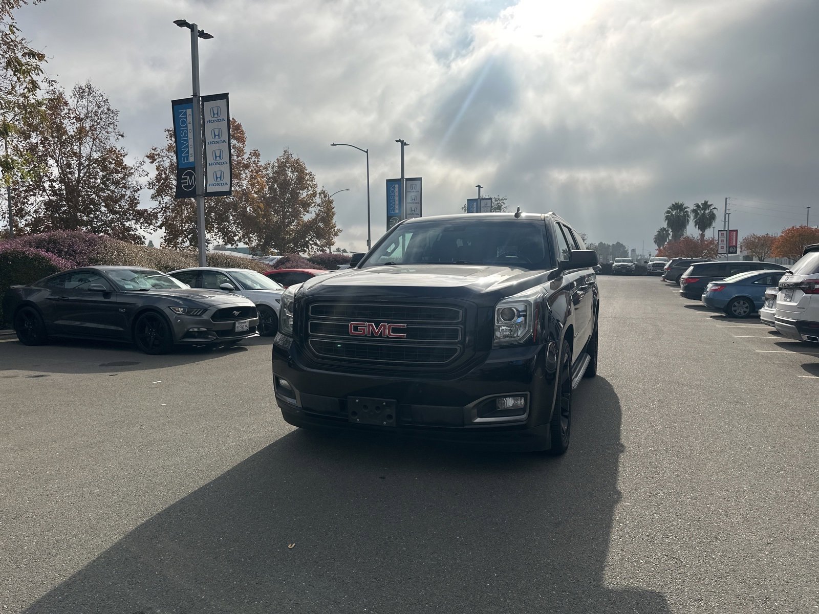 Used 2019 GMC Yukon XL SLT w/ Graphite Performance Edition image 1
