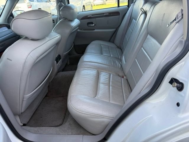 Used 2002 Lincoln Town Car Executive RWD image 17