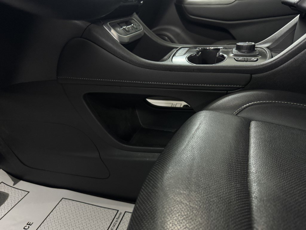 Used 2023 GMC Acadia SLT image 16