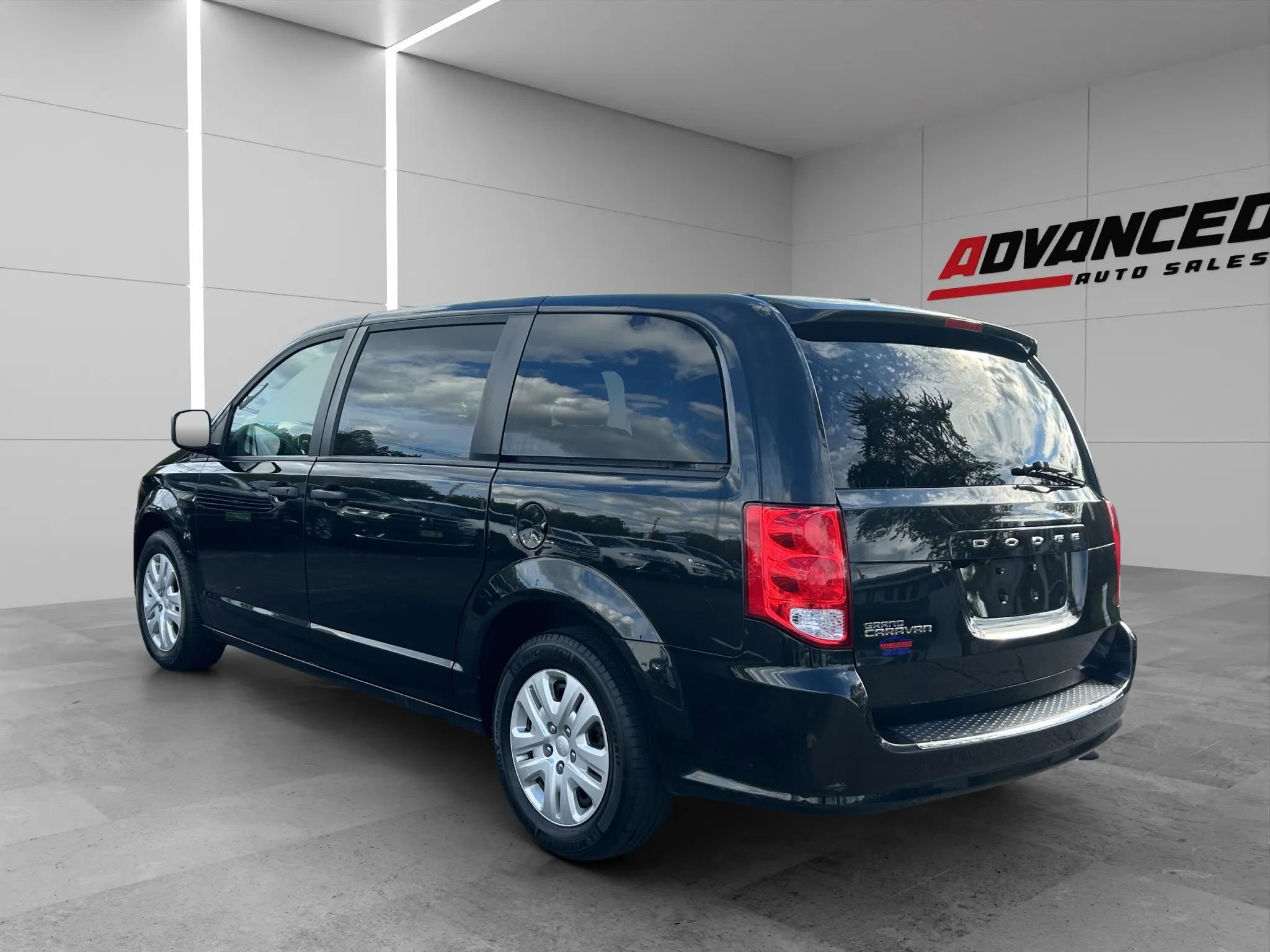 Used 2019 Dodge Grand Caravan SE w/ UConnect Hands-Free Group image 4