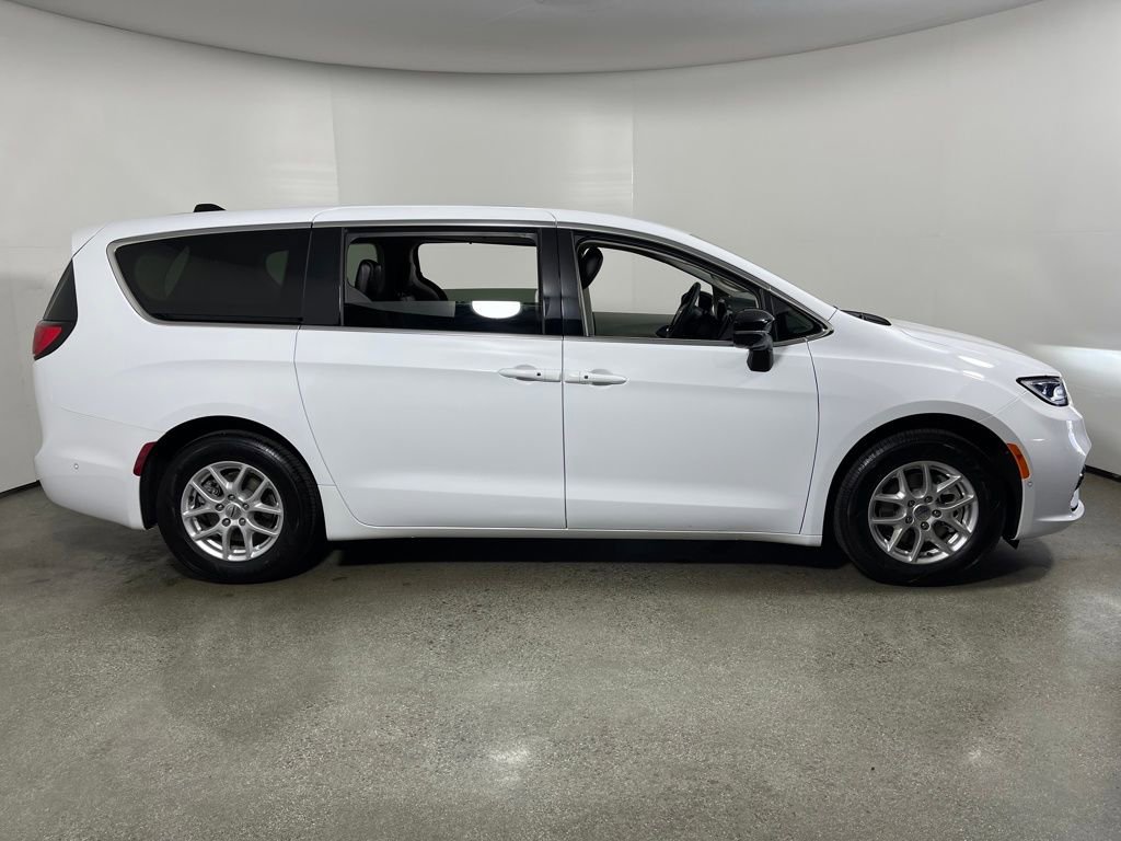 Used 2024 Chrysler Pacifica Touring-L image 2