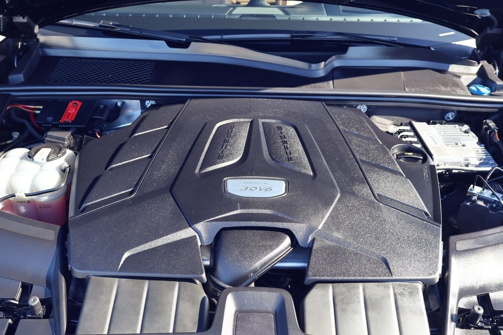 Certified 2023 Porsche Cayenne Platinum Edition image 26