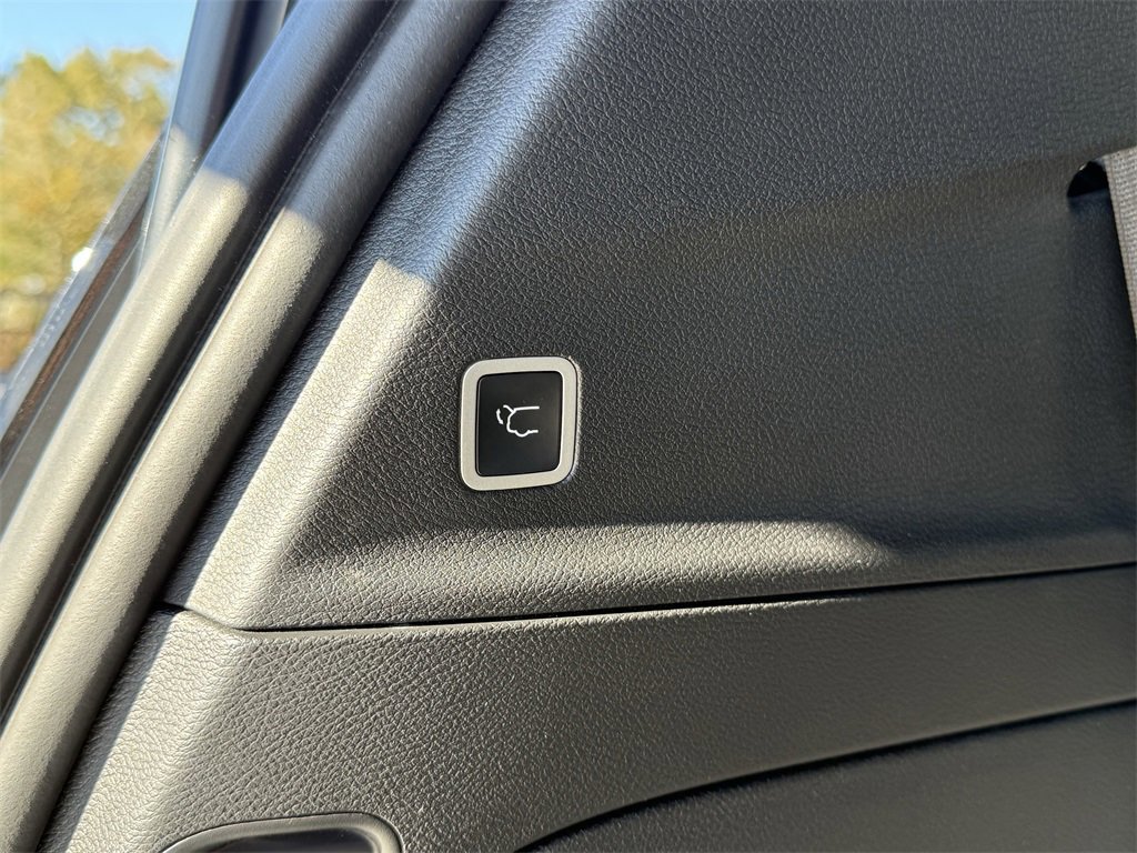 Used 2025 Chrysler Pacifica Select image 37