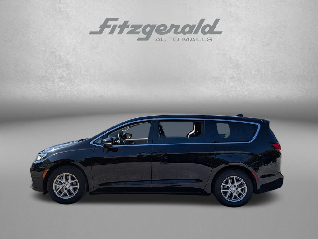 Used 2024 Chrysler Pacifica Touring-L FWD image 4