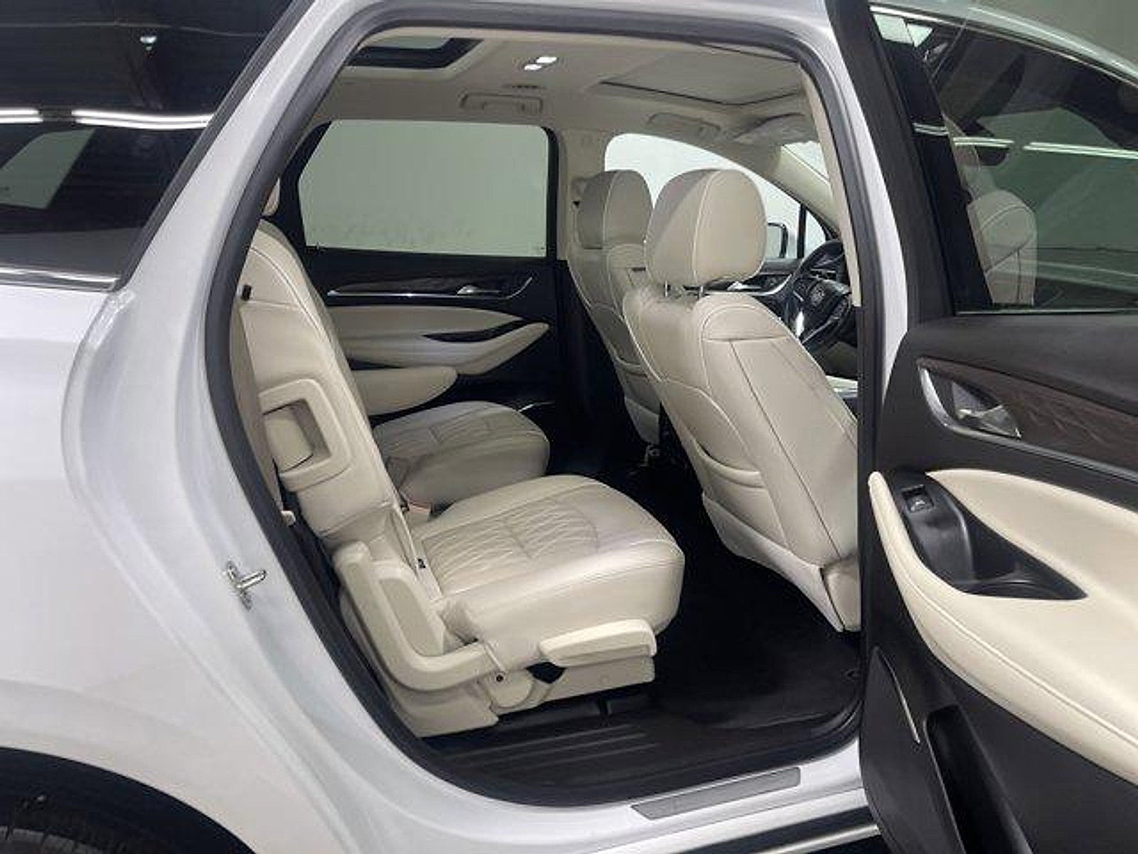 Used 2023 Buick Enclave Avenir w/ Avenir Technology Package AWD/4WD image 15
