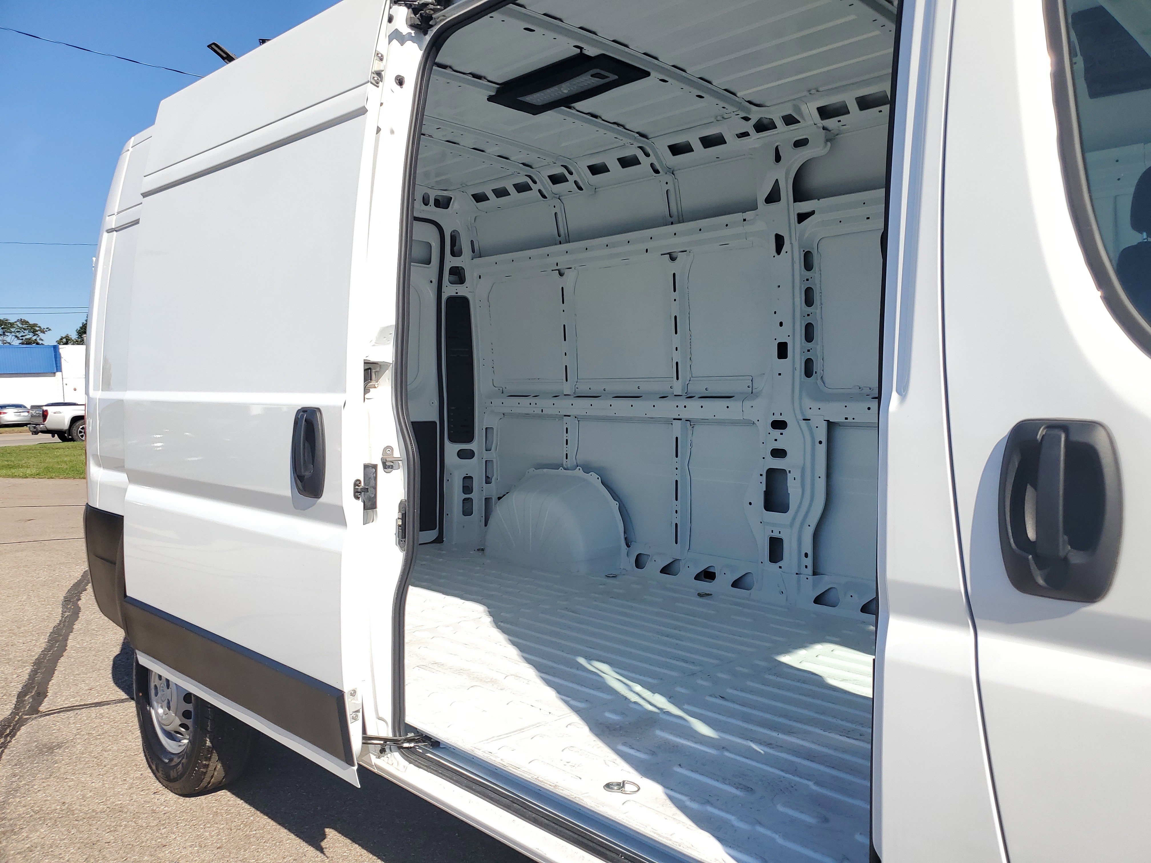 Used 2025 RAM ProMaster 2500 w/ Convenience Group image 23