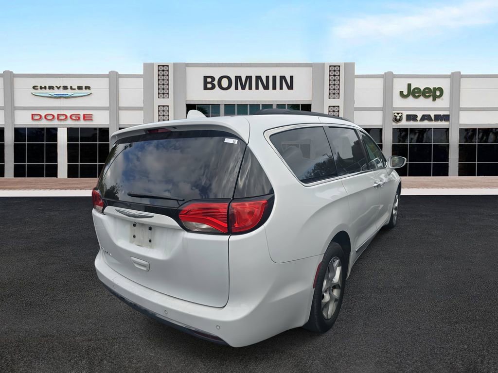 Used 2017 Chrysler Pacifica Touring-L w/ Tire & Wheel Group image 4