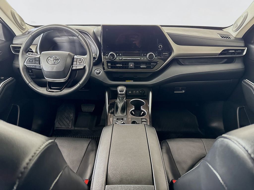 Used 2023 Toyota Highlander Limited AWD/4WD image 3