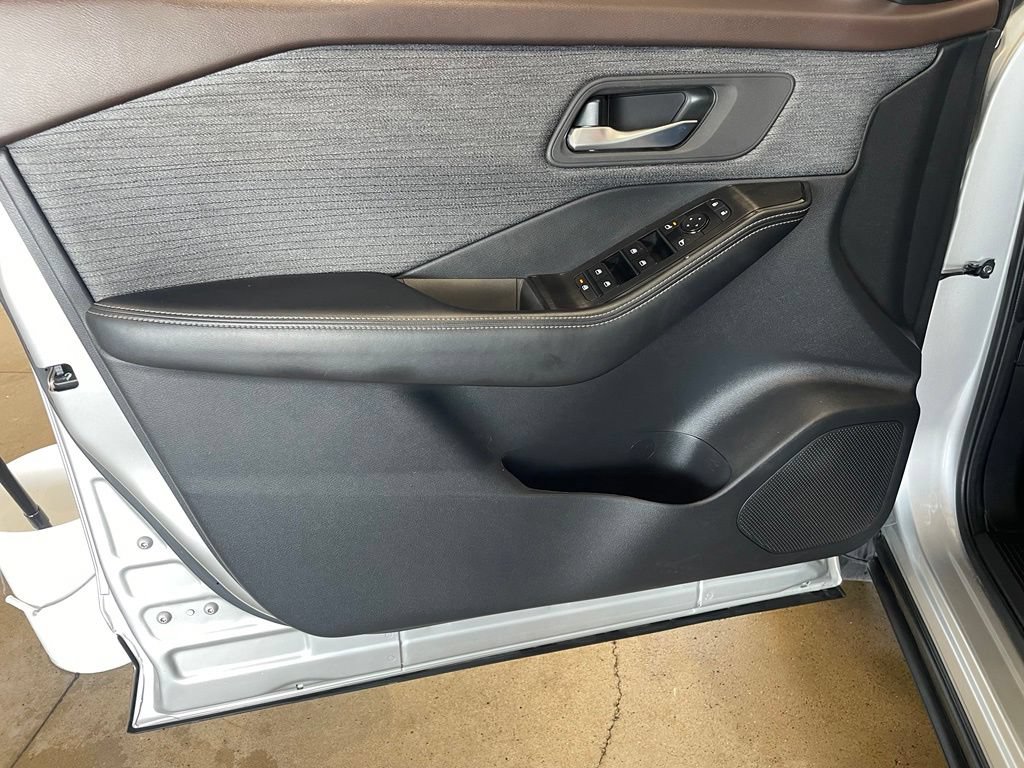 Certified 2023 Nissan Rogue SV FWD image 9
