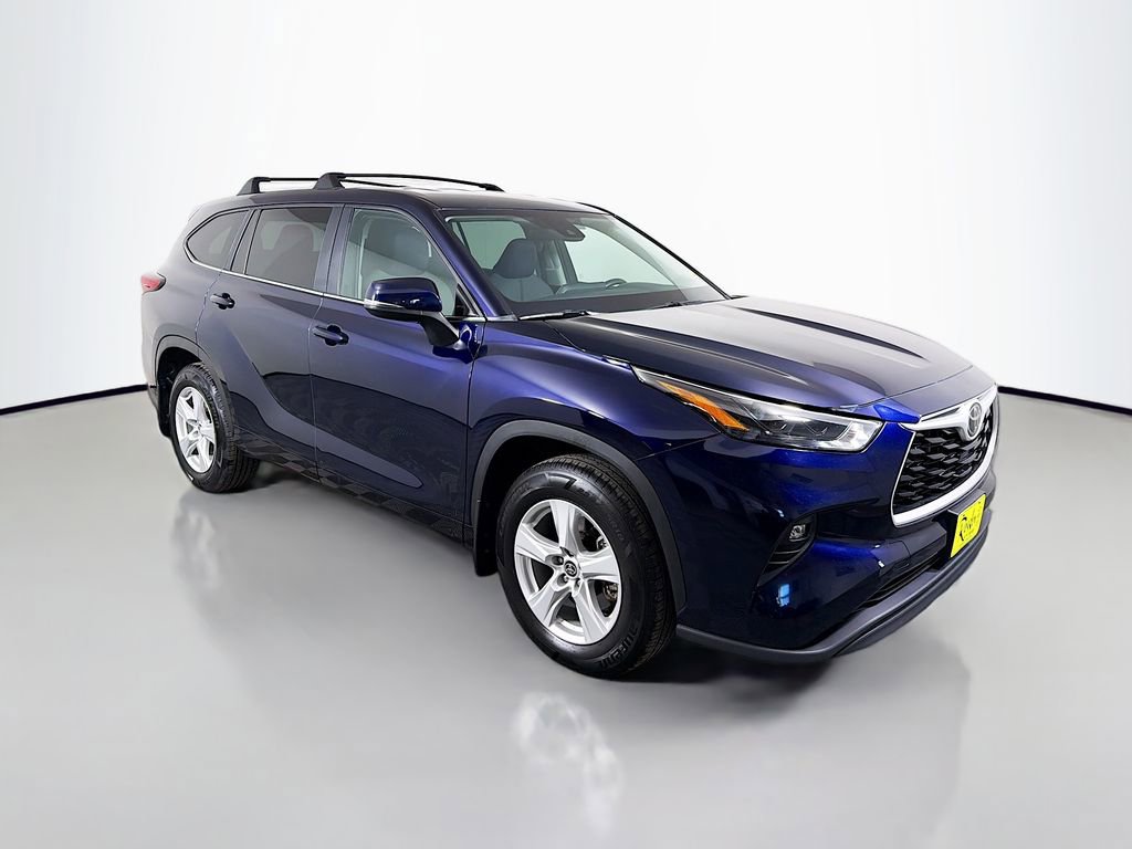 Used 2023 Toyota Highlander LE image 4