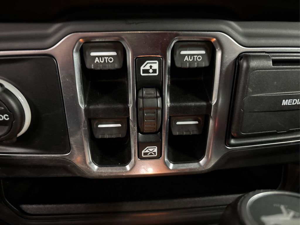 Used 2018 Jeep Wrangler Unlimited Sahara image 34