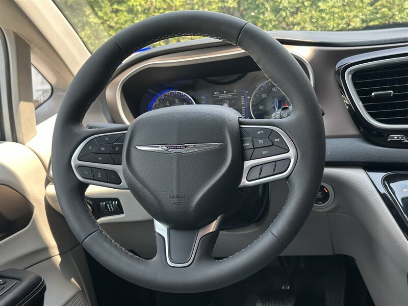 Used 2022 Chrysler Voyager LX FWD image 6