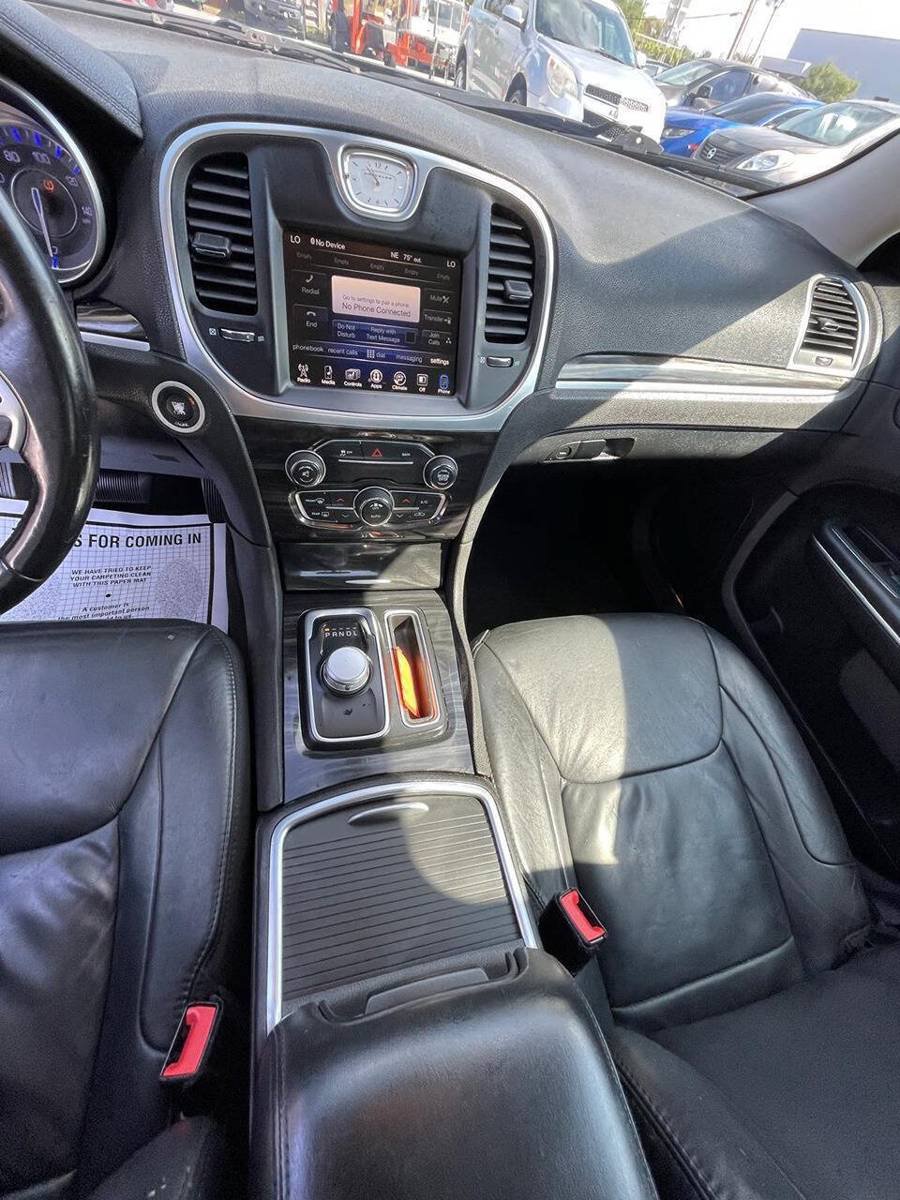 Used 2016 Chrysler 300 Limited RWD image 3