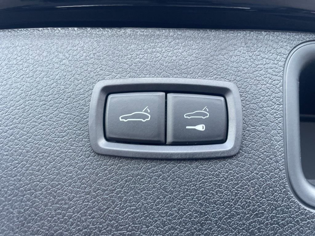 Certified 2025 Porsche Macan AWD/4WD image 8