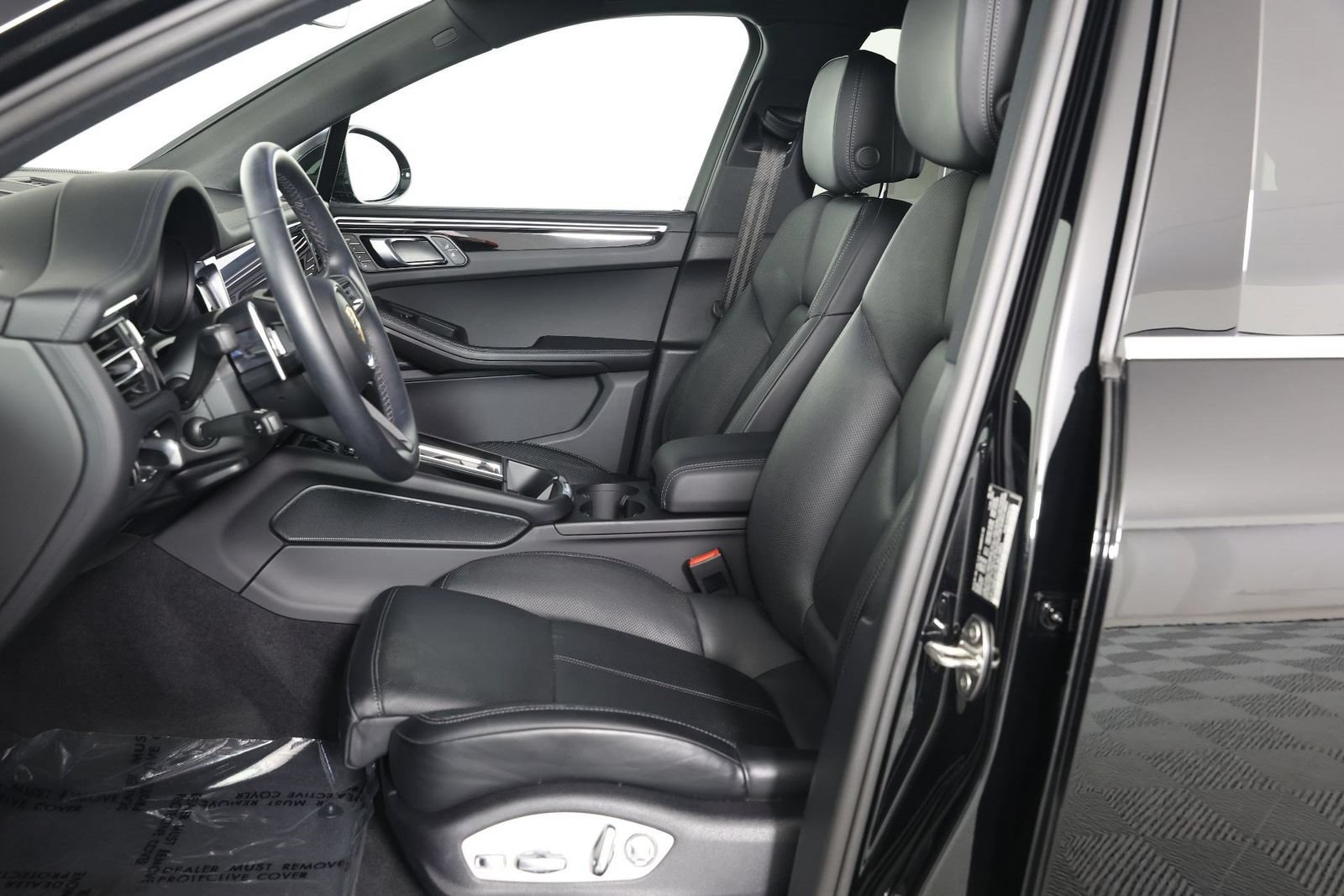 Certified 2023 Porsche Macan S AWD/4WD image 5
