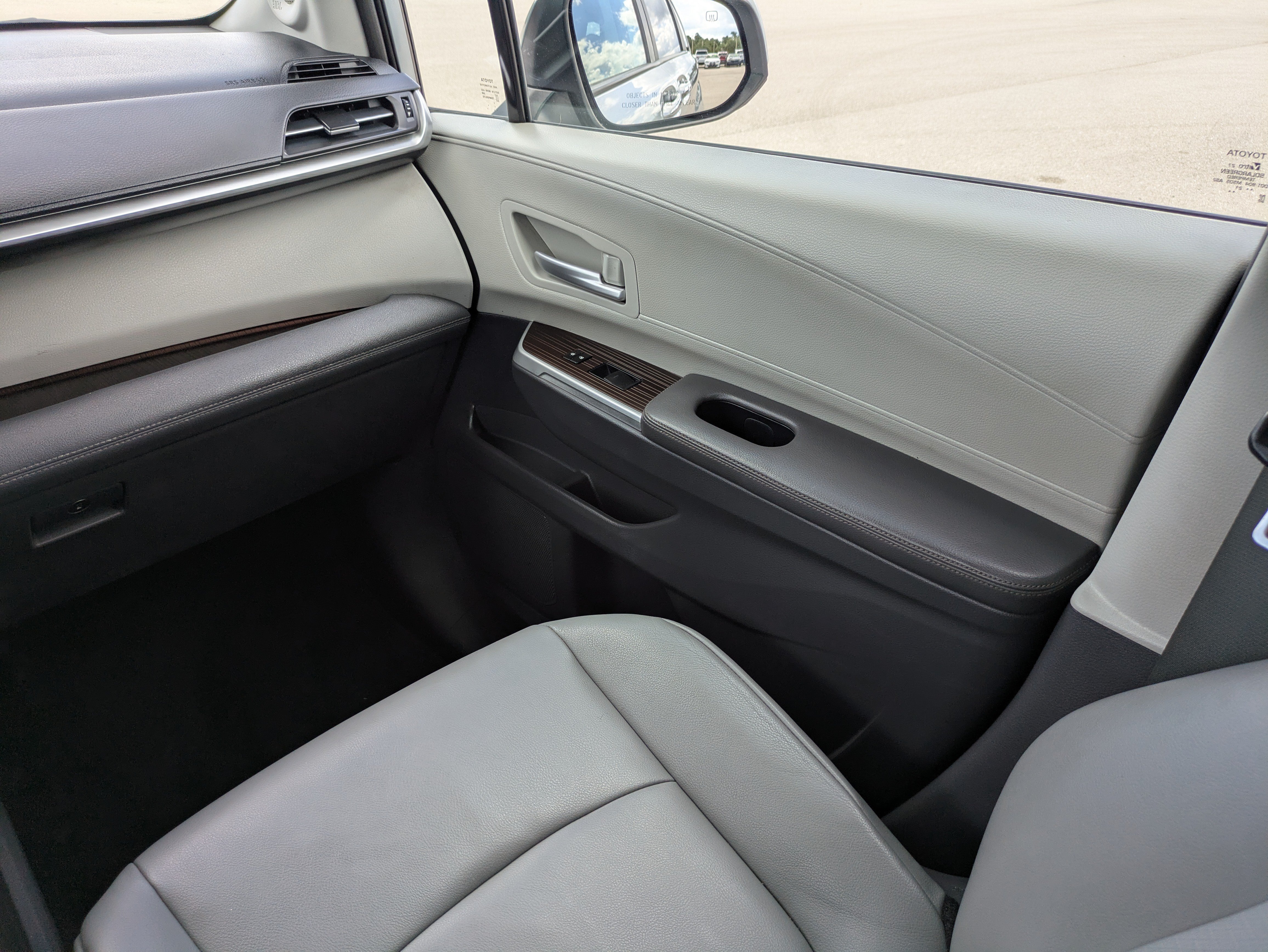 Used 2021 Toyota Sienna XLE w/ XLE Plus Package FWD image 17
