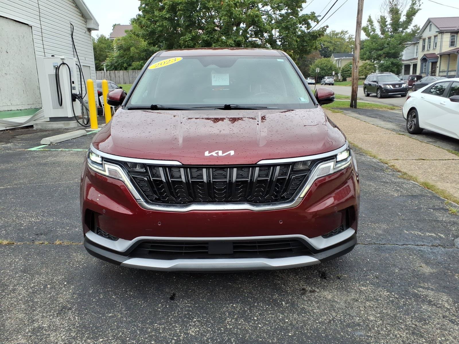 Used 2023 Kia Carnival EX FWD image 2