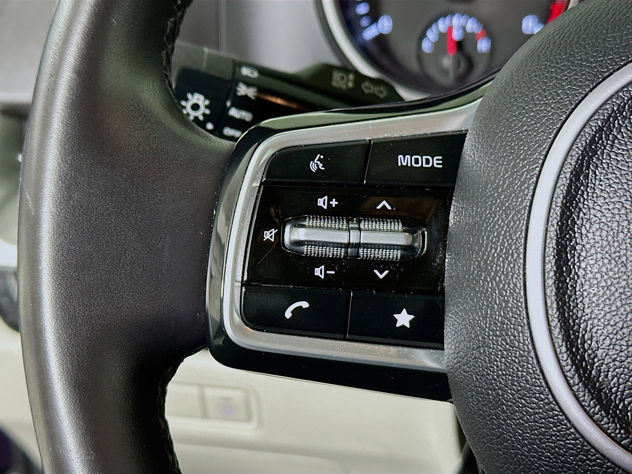 Used 2024 Kia Carnival LX image 16