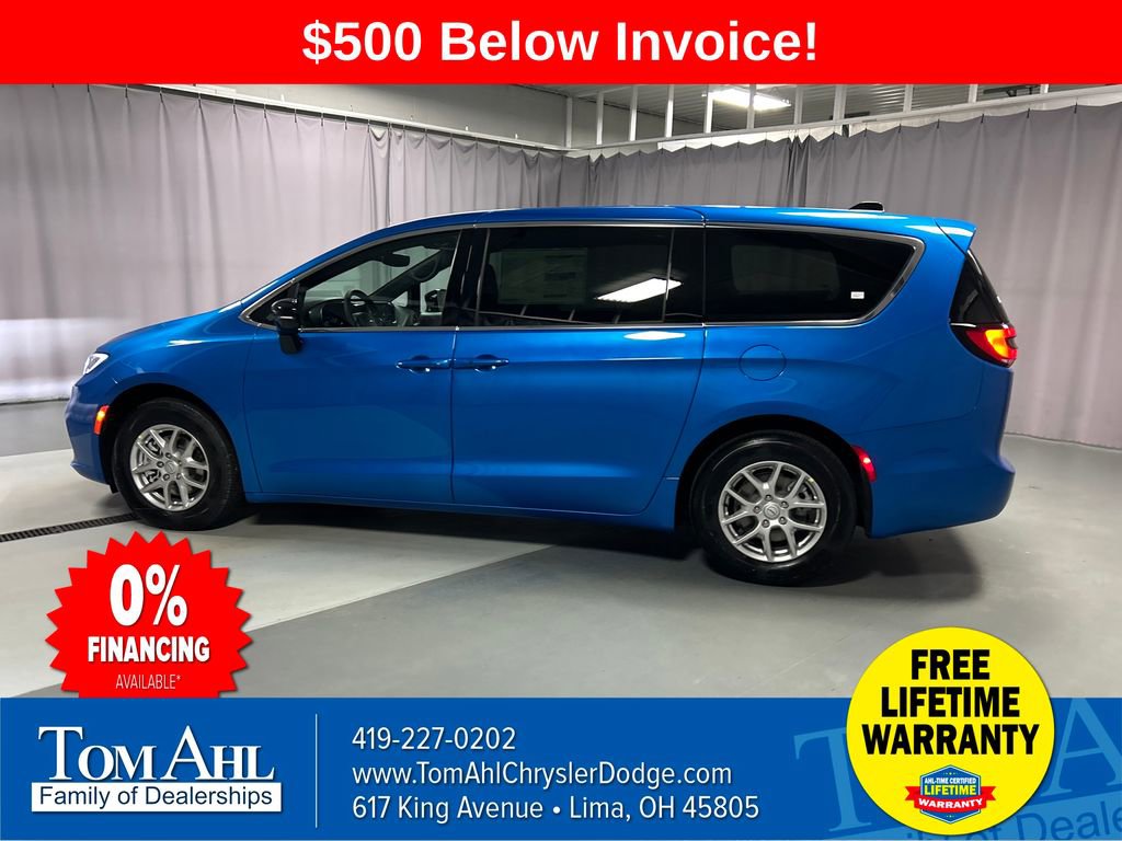 New 2026 Chrysler Pacifica Select image 4