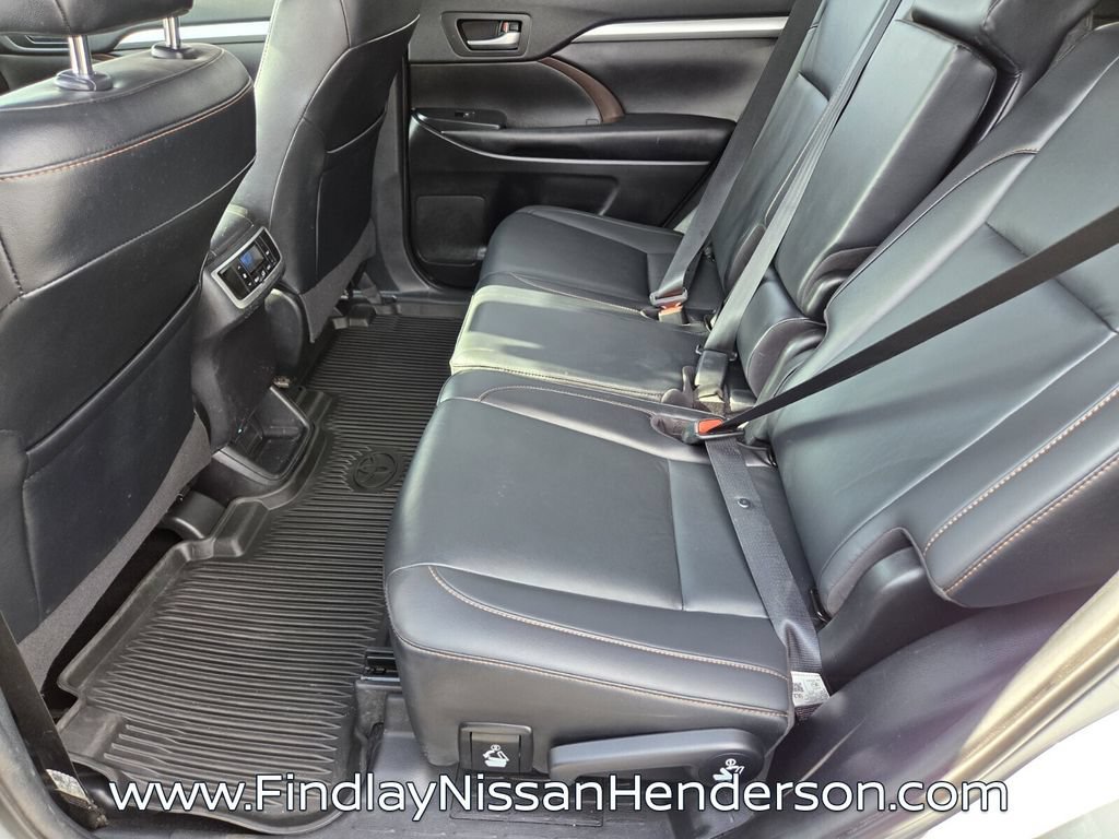Used 2019 Toyota Highlander XLE AWD/4WD image 12