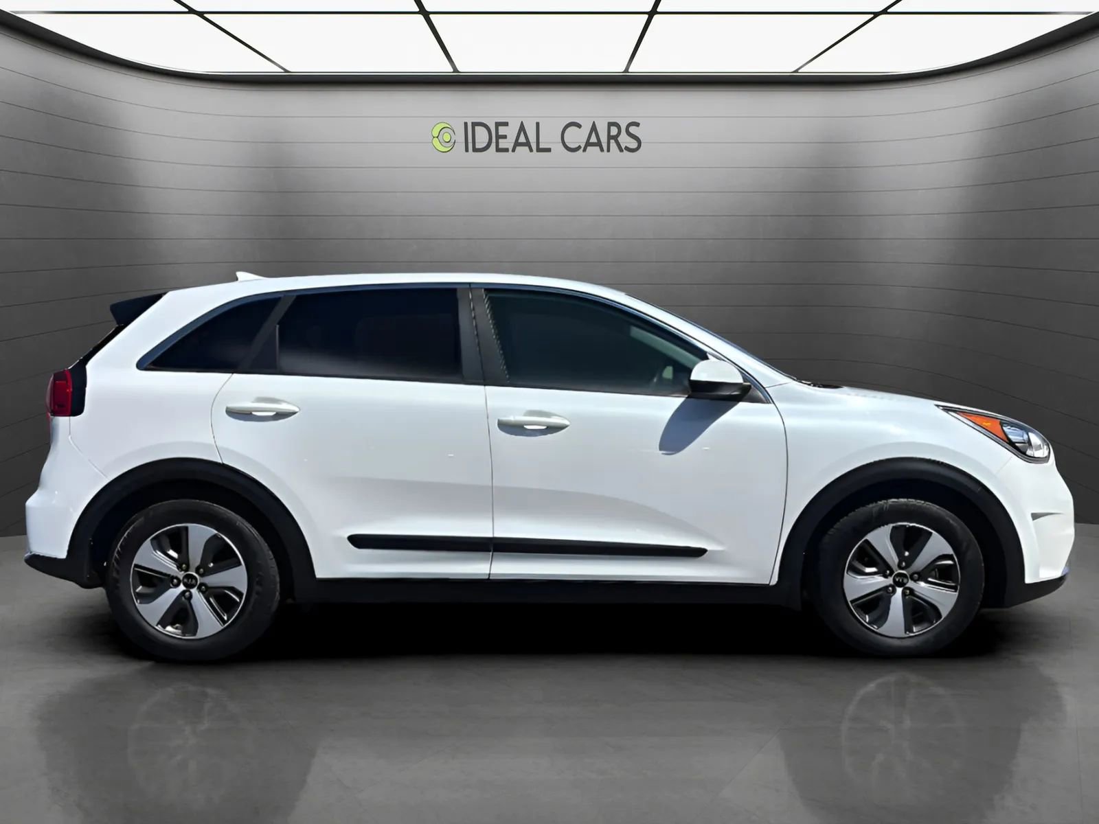 Used 2017 Kia Niro FE FWD image 4