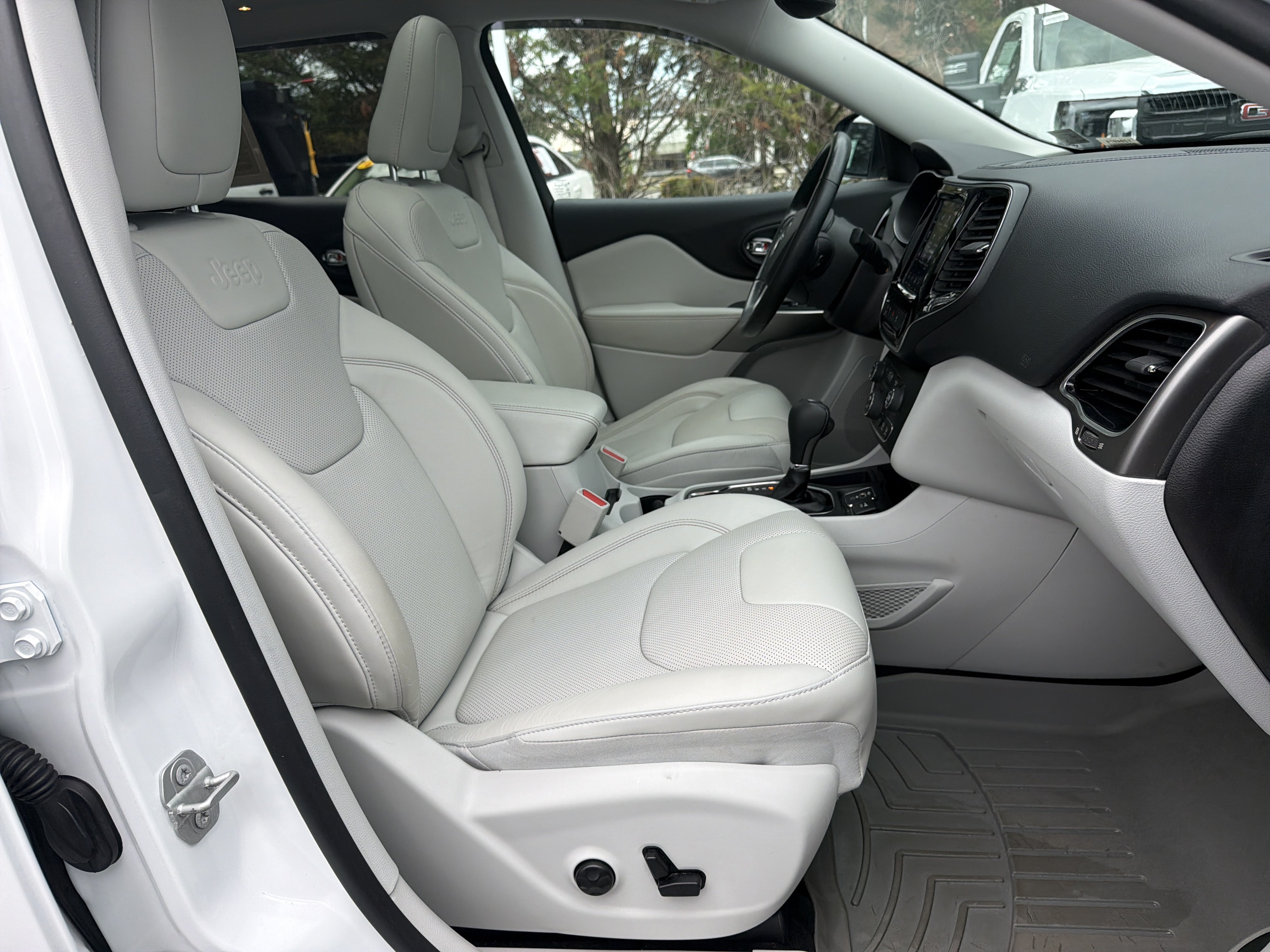 Used 2020 Jeep Cherokee Limited w/ Technology Group FWD image 35