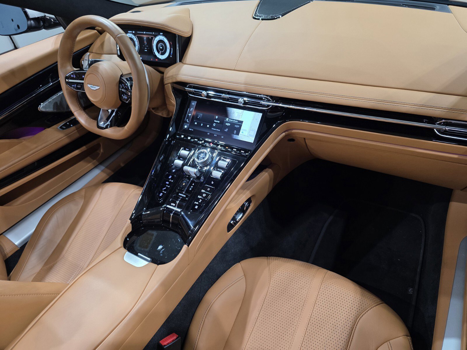 Used 2025 Aston Martin DB12 Convertible image 28