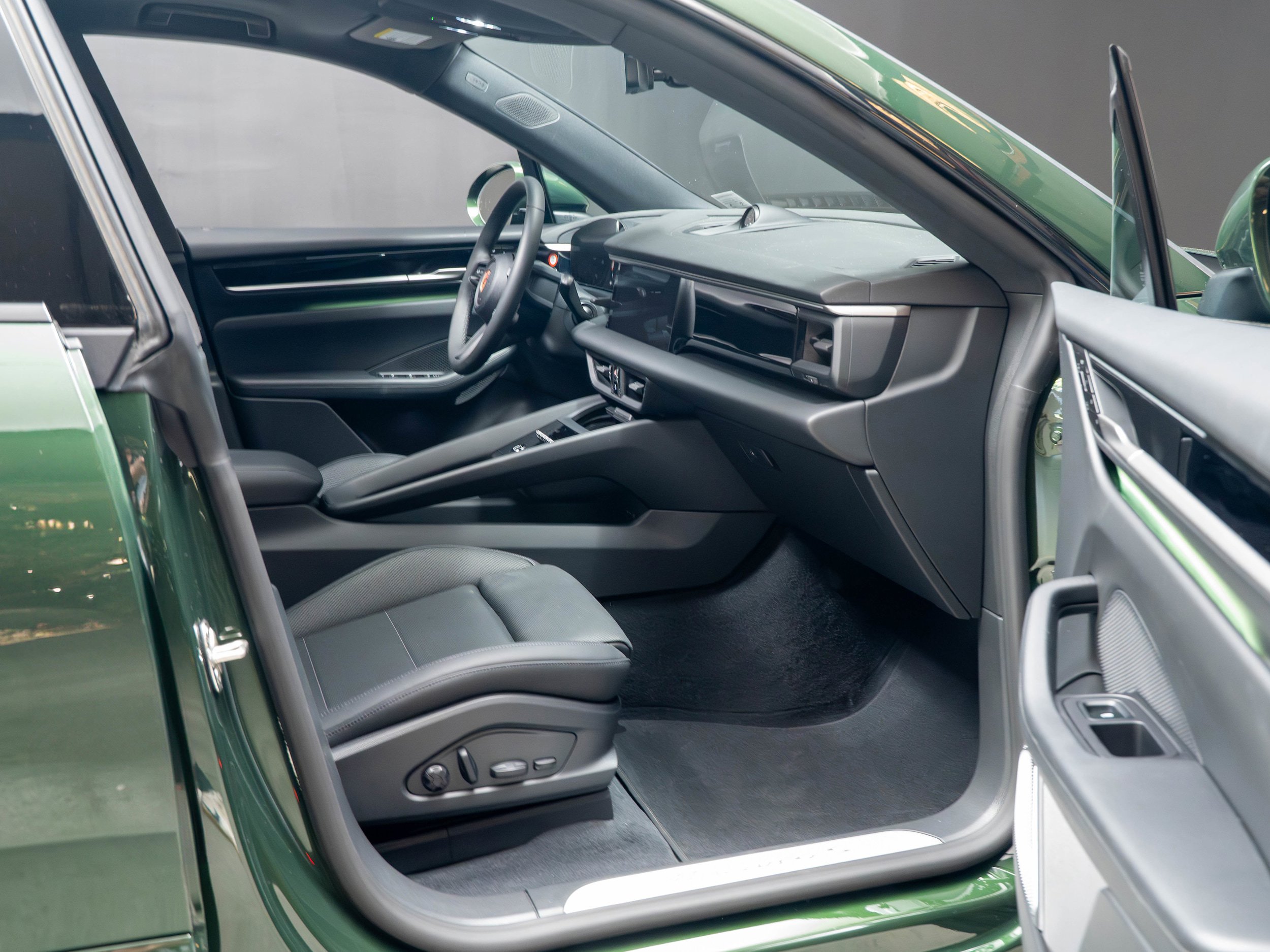 Certified 2025 Porsche Macan 4S Electric AWD/4WD image 29