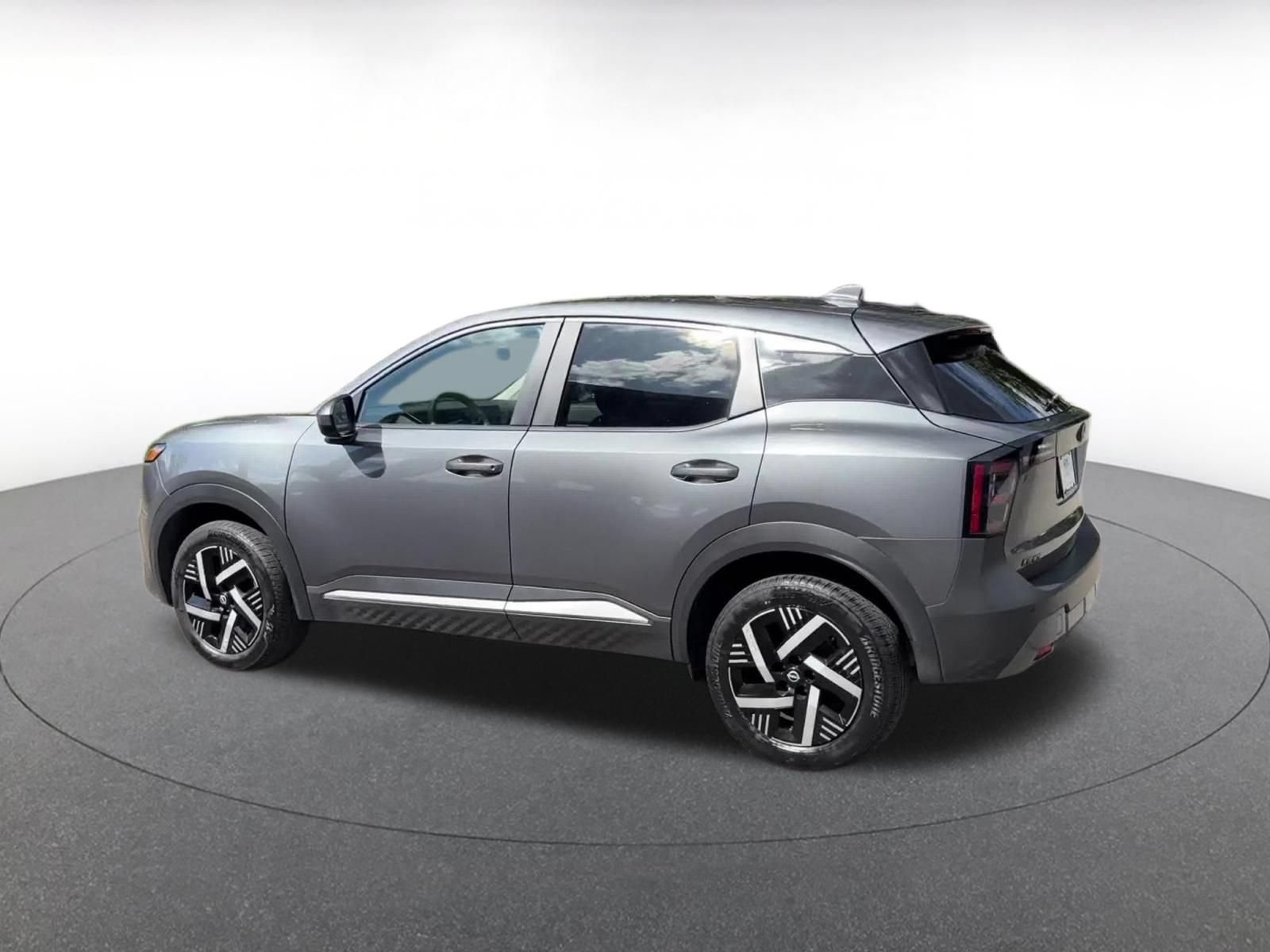 Used 2025 Nissan Kicks SV FWD image 9