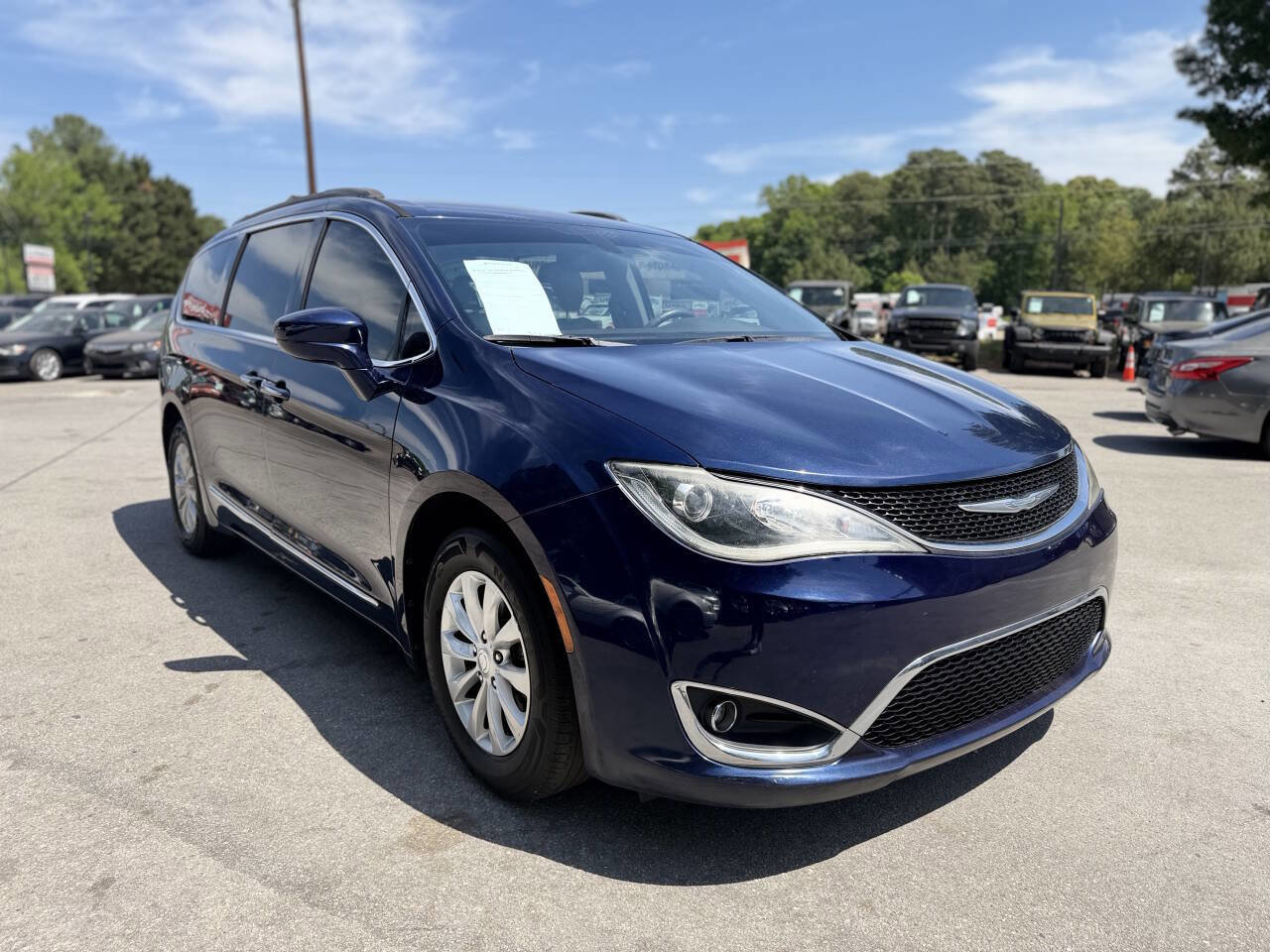 Used 2017 Chrysler Pacifica Touring-L FWD image 3