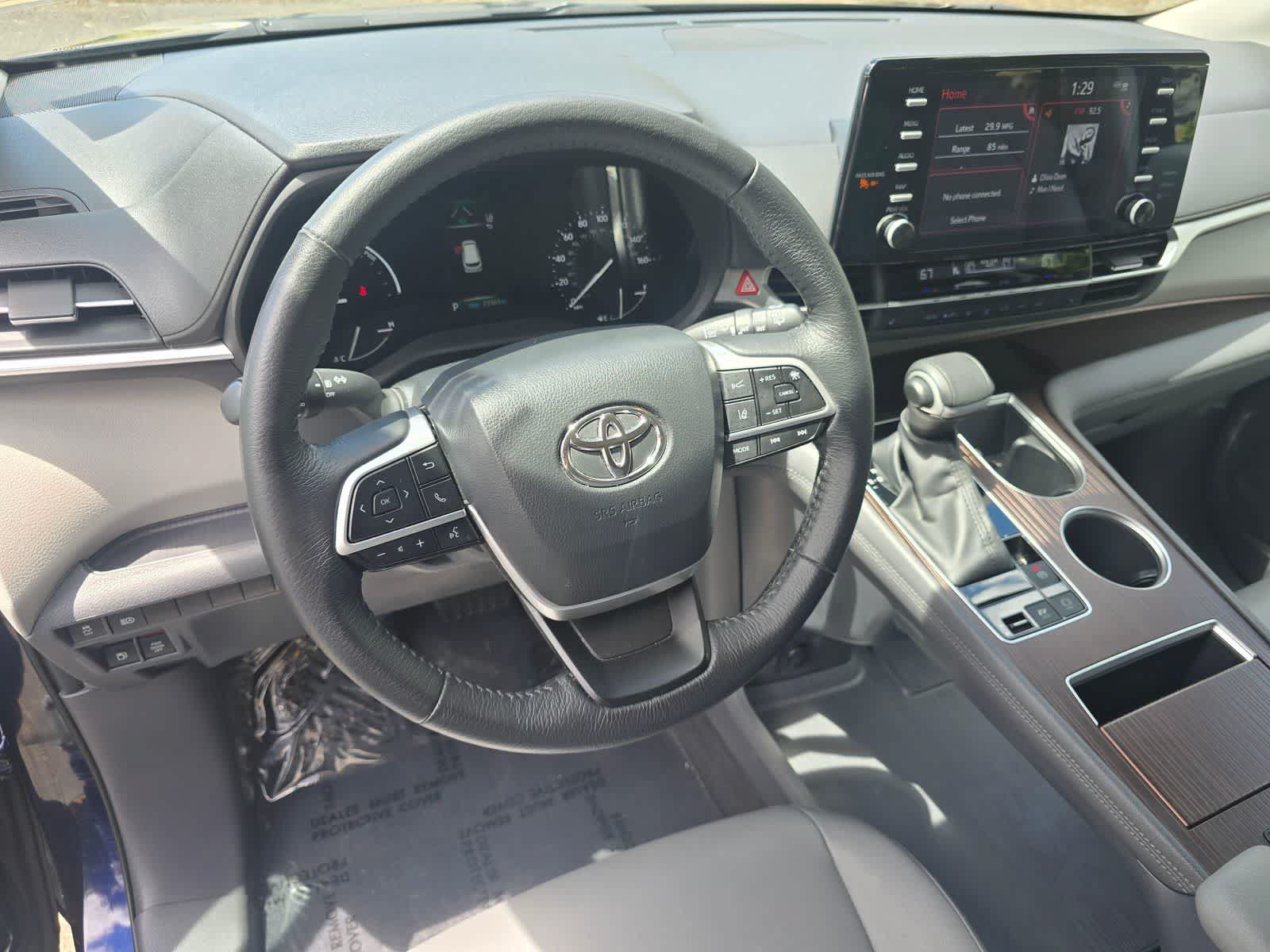 Used 2023 Toyota Sienna XLE AWD/4WD image 2