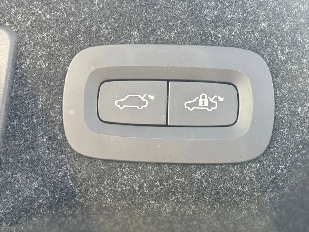 Used 2017 Volvo S90 T6 Momentum w/ Vision Package image 31