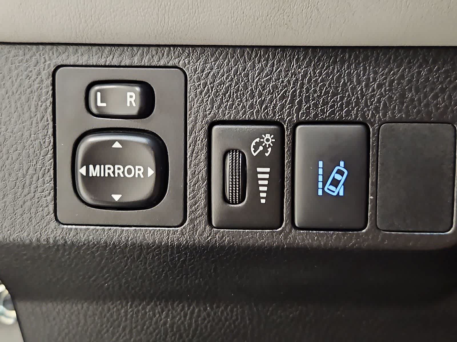 Used 2018 Toyota RAV4 XLE FWD image 33