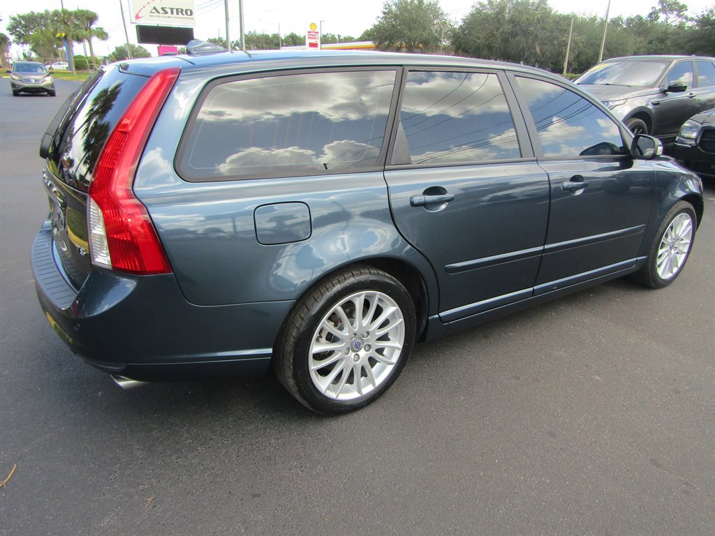 Used 2011 Volvo V50 T5 w/ Preferred Pkg image 4