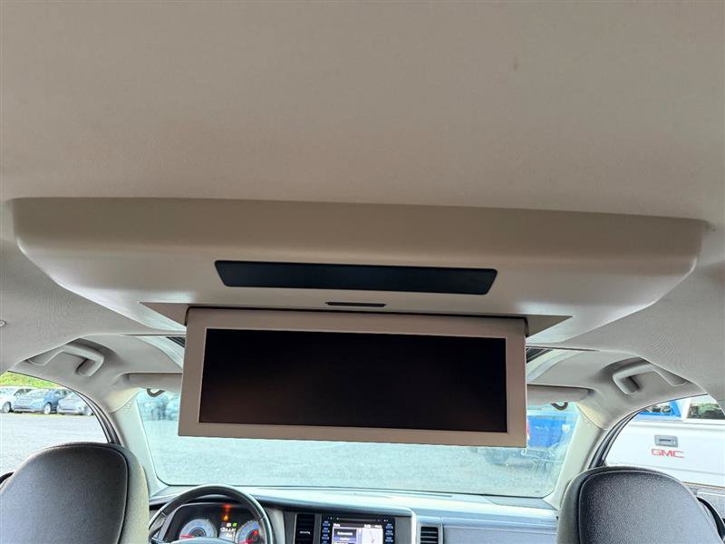 Used 2018 Toyota Sienna SE Premium w/ Carpet Mat Package FWD image 23